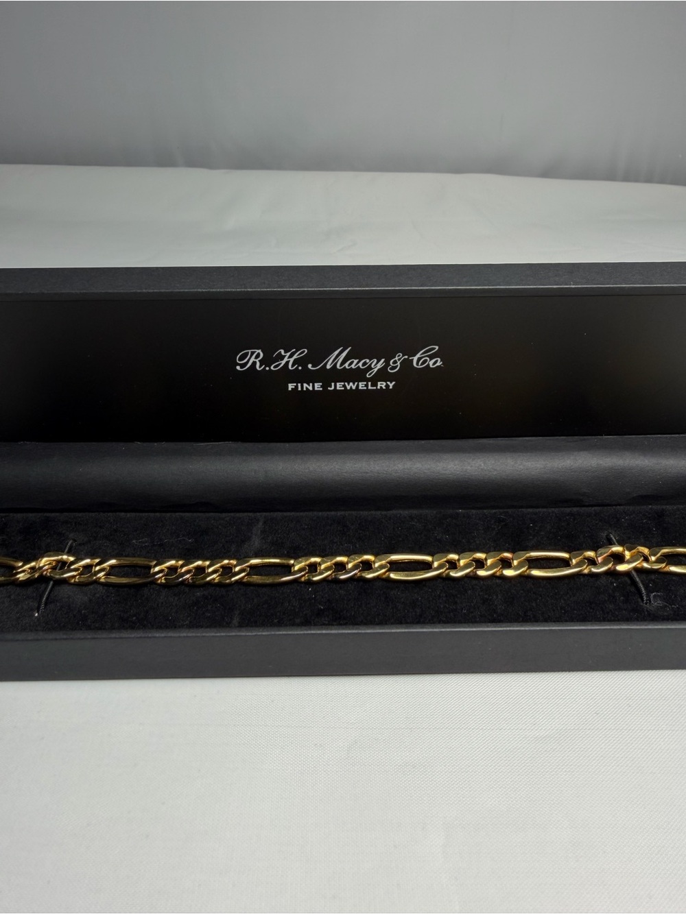 10K Yellow Gold Figaro Bracelet Mens R.H. Macy & Co 8 inch New With Box
